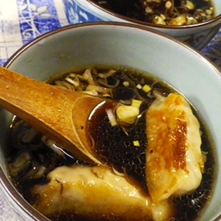 酸味のきいた蒸し焼き餃子スープ